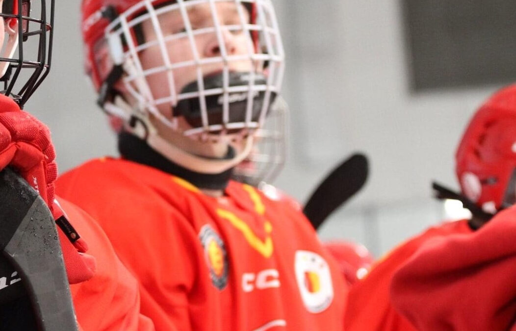 Viele Adler jagen im Winter auch dem Puck nach. Jungadler Bennet Otten spielt für die Düsseldorfer EG und reist nun mit der U17 Nationalmannschaft in die USA