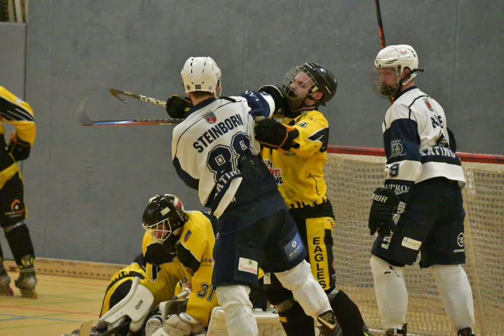 Wintermärchen in Kaarst. Herren gewinnen gegen Krefeld mit 7:6 (3:1/2:3/2:2) und erzwingen drittes und entscheidendes Finale